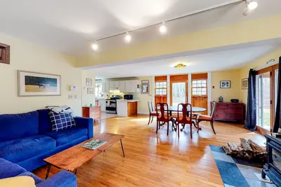 Image de Quaint historic home with grill, central Ac, wood-burning stove, WiFi, & Netflix
