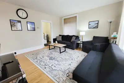 Image de 6 Bedroom Home Close to Everything | Breakwater