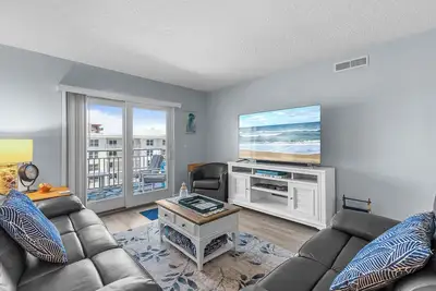 Image de Top Floor Beauty with Amazing Views of Beach and Pool