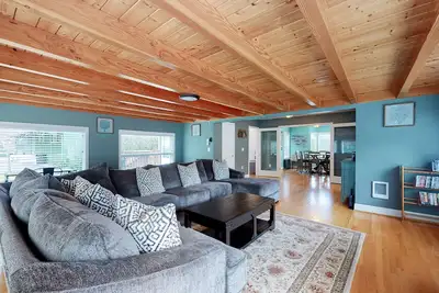 Image de Coastal beach retreat with deck, grill, fireplace, washer/dryer, and free WiFi