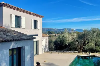 Image de Maison individuelle neuve avec piscine et parking