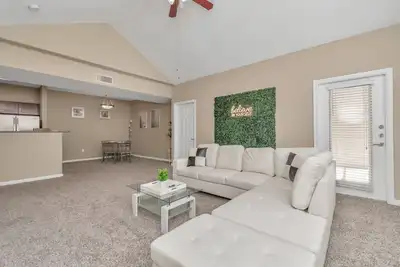 Image de Spacious 2 Bed Gem 💎 Downtown Houston w/ Neon wall