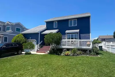 Image de Updated Family Beach House with fenced yard - 5 min walk to the beach!