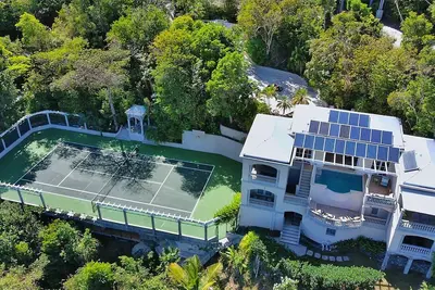 Image de Beautiful Estate located minutes from North Shore Beaches!