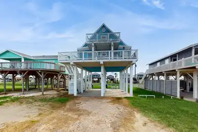 Perfect beach home with Gulf-view deck, balcony & central Ac - snowbird-friendly