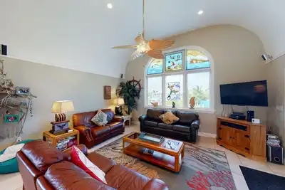 Image de Ocean-view snowbird retreat with private pool, rooftop, lanais, kayak & bikes