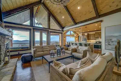 Image de Luxury mountain-view home with private hot tub and pool table - snowbirds Ok