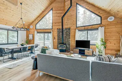 Image de 🏔️ Cozy-Chic Mountain Getaway in the Heart of Truckee 🌲