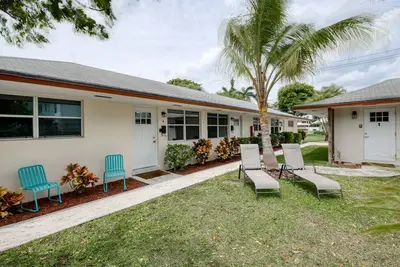 Image de Modern condo near towering palms with beach decor, grill, & yard - walk to beach