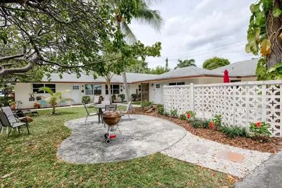 Image de Modern condo in beach décor set amongst towering palms - 5-minute walk to beach