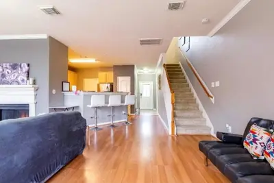 Image de Cozy decor, spacious townhome. Welcoming  home!