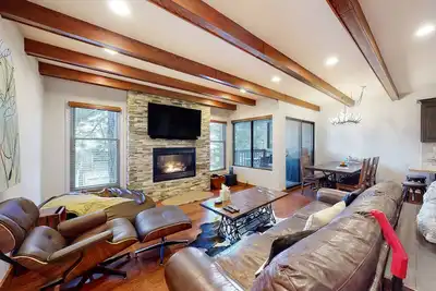 Image de Sophisticated, dog-friendly condo in nature with fireplace - walk to village