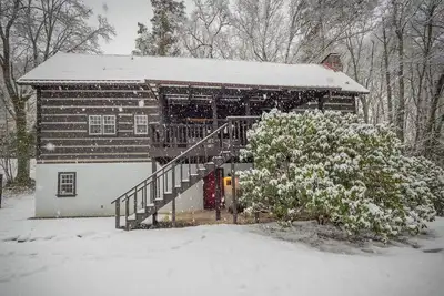 Image de Creekside cabin w\/ hot tub, fireplace & trail