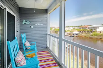 Image de Riverfront condo with WiFi, washer/dryer, central Ac, balcony with a view