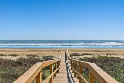 Image de Spacious Coastal Escape with Full Amenities