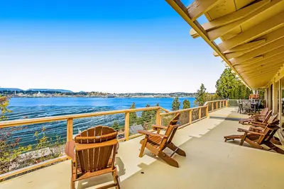 Image de Dog-friendly retreat - huge deck w\/ panoramic sound views & jetted tub