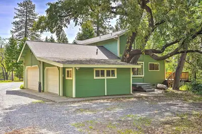 Image de 10 Acres w/ Stunning Views: Apple Hill Home!