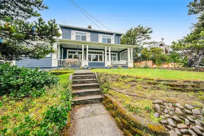 Image de Historic home one block to beach with sunroom, porch swing, & amazing locale