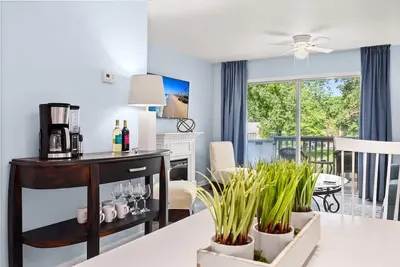 Image de Condo overlooking Pond