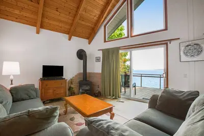 Image de Waterfront retreat with wraparound deck, grill, Hood Canal views & beach access