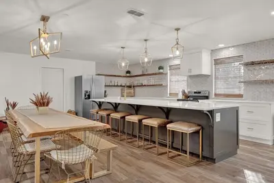 Image de Deal! - Walk to Main - Game Room Garage + Hot Tub