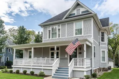 Image de Historic Retreat - steps from the Lake and Downtown