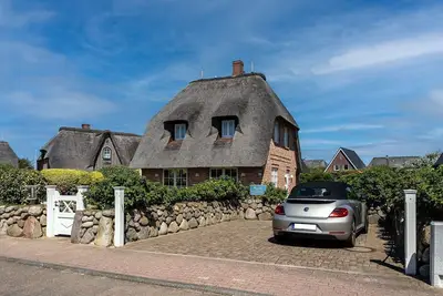 Image de The thatched beach house - Fantastic thatched beach house with 6 rooms on approx. 200 m²,