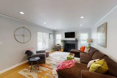 Image de Charming corner. 1 block from Tulsa Expo! Big yard w/deck.