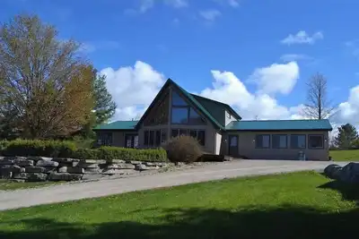 Image de Lake Charlevoix View- 10 Acre Private Retreat, Sleep from 2- 8 persons.