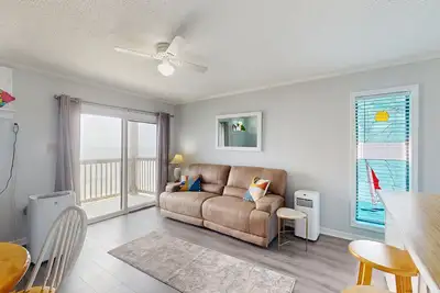 Image de Beachfront condo with ocean views, balcony, WiFi, & shared grills