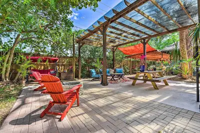 Image de Oasis w/ 2 Stand-Alone Casitas & Outdoor Bath
