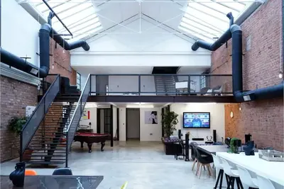 Image de Large 4000 sq ft Loft Style 4 Bedroom Apartment