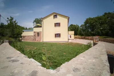 Image de Maison de vacances pittoresque à Risika avec un bain à remous
