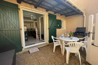 Image de Maison climatisée rénovée, terrasse, 600m Port et 200m plage, parking privé