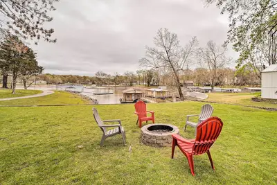 Image de Kayaks & Boat Dock: Waterfront Home in Grove