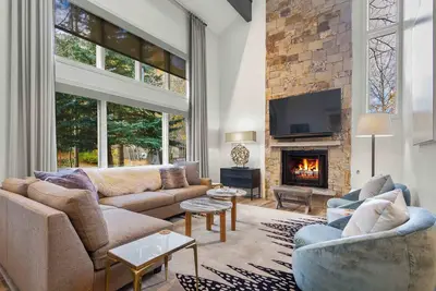 Image de Summer Escape by InvitedHome | Bbq, Racquet Club, Golf, Shuttle to Vail Village