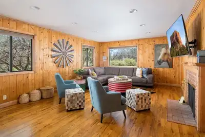 Image de Cozy Oak Creek Cabin - Pet friendly w/ huge lot