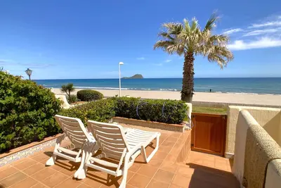 Image de Ample duplex frontline to the Med
