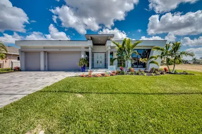 Image de Villa Perfection - stunning designer villa, huge sun deck on water, pool/spa