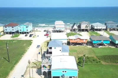 Image de Expansive ocean views from double decks, just steps to beach