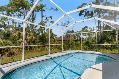 Image de Snowbird-friendly home with screened pool, lanai, washer\/dryer, Ac, & WiFi