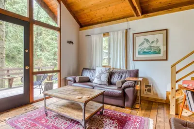 Image de Cabin with fireplace, washer\/dryer, firepit, partial Ac, loft - by a creek