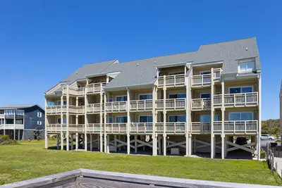 Image de Updated third-floor condo with WiFi, shared pool, balcony, W/D, & central Ac