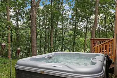 Image de The Red Lodge - Unique Gem Near Lakes with Game Room and Hot Tub!