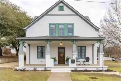 Image de New Remodel 2022, Luxury Home, 1 Block off Main St. , Bride's Dream!