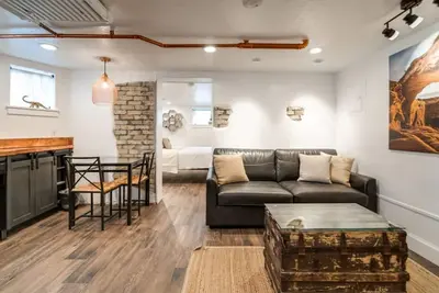 Image de Aspenwood Manor- Brand New Basement Apartment Inspired by Southern Utah