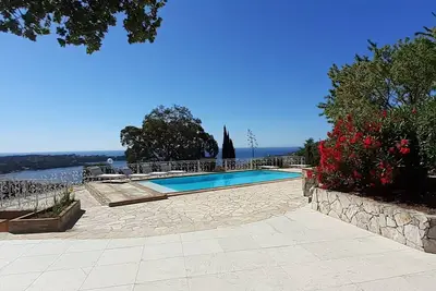 Image de Villa 4 chambres vue mer et piscine dans résidence au calme sur les hauteur