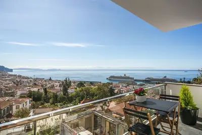 Image de Duplex with sublime sea and mountain views, Casa do Castelo