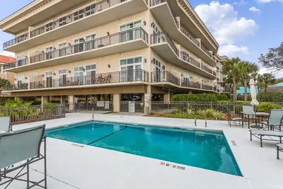 Image de Two bedroom ocean view condominium with community pool.