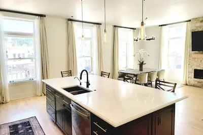 Image de Main Street Luxury Condo - Overlook Outlaw Square!